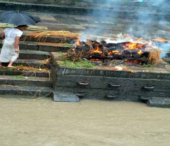 DSCF0104. Nepal, Pashupatinath, Leichenverbrennung